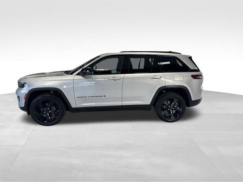 Used 2025 Jeep Grand Cherokee Altitude AWD/4WD image 2
