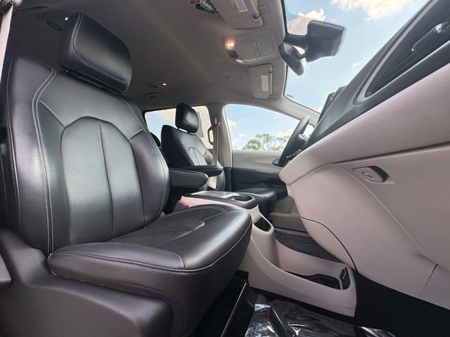 Used 2024 Chrysler Pacifica Touring-L FWD image 27