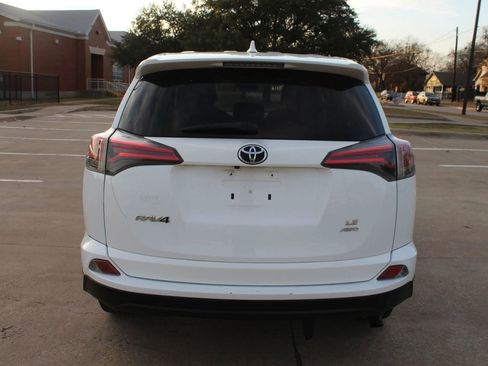 Used 2018 Toyota RAV4 LE image 11