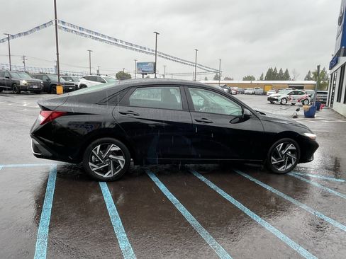 Used 2025 Hyundai Elantra SEL FWD image 6