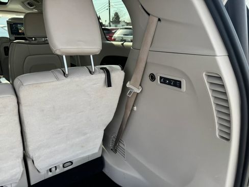 Used 2017 Chrysler Pacifica Limited image 38