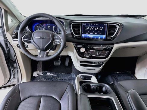 Used 2024 Chrysler Pacifica Touring-L FWD image 28