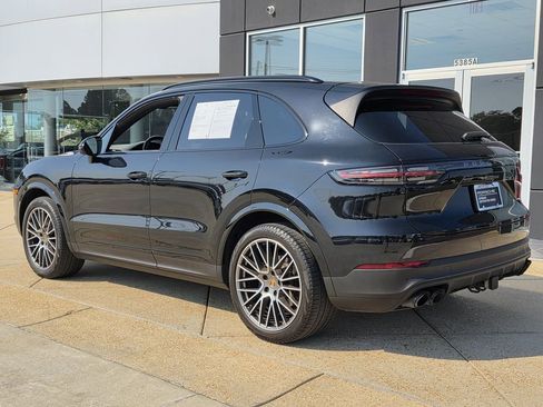 Used 2023 Porsche Cayenne Platinum Edition image 3