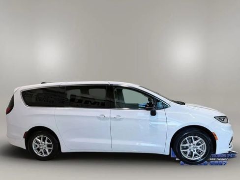 Used 2024 Chrysler Pacifica Touring-L FWD image 4
