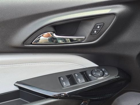 Used 2025 Chevrolet Trax LT FWD image 26