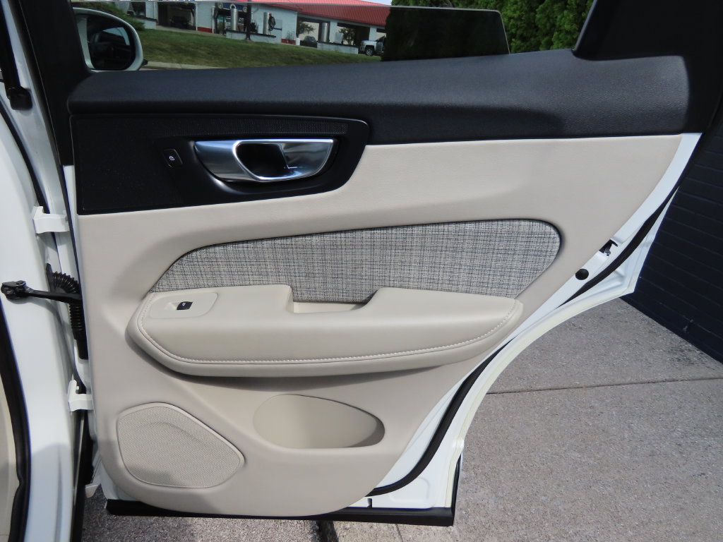 Used 2022 Volvo XC60 B5 Momentum AWD/4WD image 33