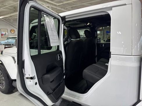 Used 2021 Jeep Gladiator Overland image 23