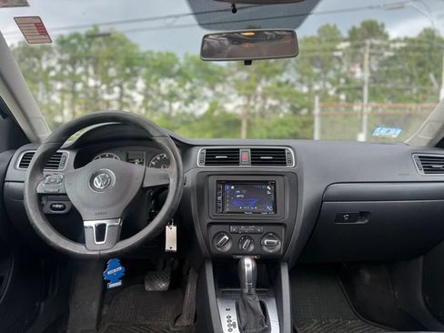 Used 2011 Volkswagen Jetta SE FWD image 8