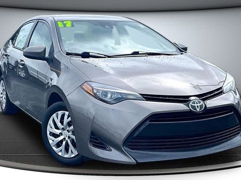 Used 2017 Toyota Corolla LE FWD image 3