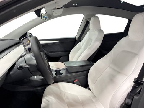 Certified 2023 Tesla Model Y Long Range AWD/4WD image 9