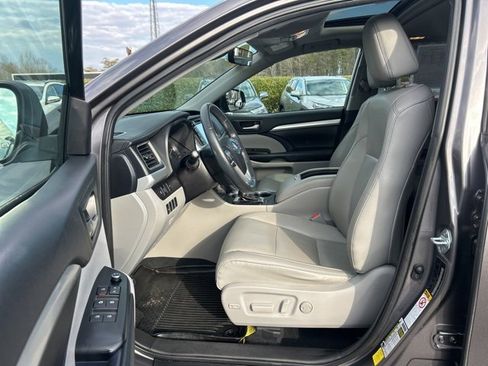 Used 2019 Toyota Highlander XLE image 14