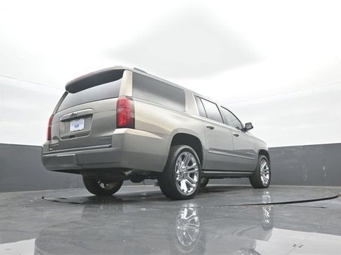 Used 2019 Chevrolet Suburban Premier w/ Premier Plus Edition image 35