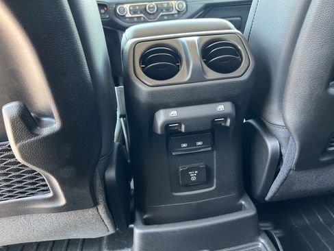 Used 2025 Jeep Wrangler Unlimited Sahara AWD/4WD image 38