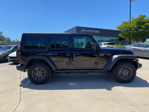 Used 2025 Jeep Wrangler Sport S image 7