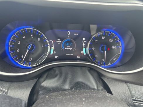 Used 2023 Chrysler Pacifica Touring-L image 9