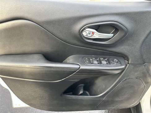 Used 2016 Jeep Cherokee Limited AWD/4WD image 8
