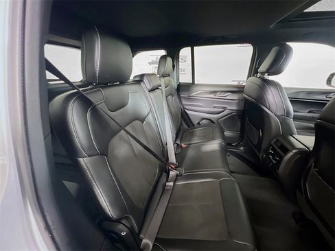 Used 2023 Jeep Grand Cherokee Altitude image 32