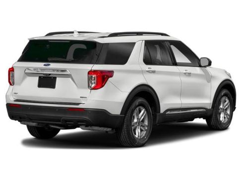 Used 2021 Ford Explorer XLT image 3
