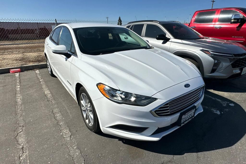 Used 2017 Ford Fusion SE FWD image 2