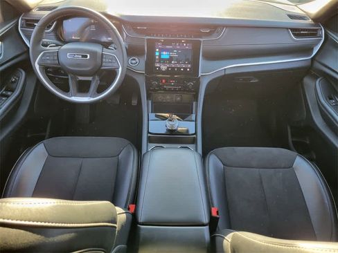 Used 2024 Jeep Grand Cherokee L Laredo image 13