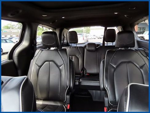 Used 2025 Chrysler Pacifica Limited FWD image 15