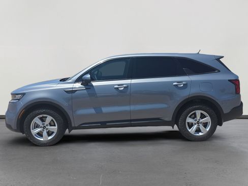 Used 2023 Kia Sorento LX FWD image 2