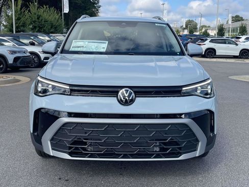 New 2026 Volkswagen Taos SE FWD image 2
