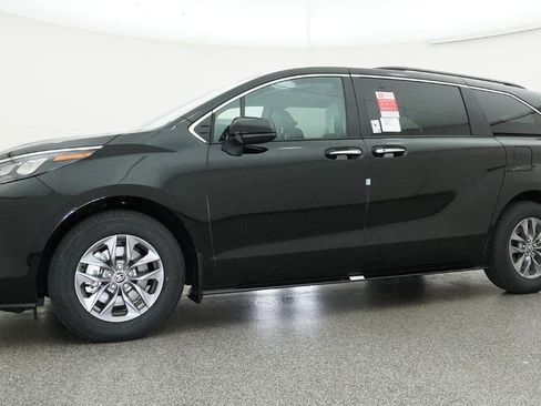 New 2026 Toyota Sienna XLE FWD image 7