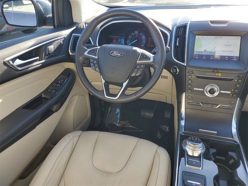 Used 2019 Ford Edge Titanium image 17