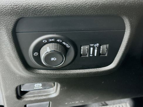 Used 2023 Jeep Grand Cherokee L Limited w/ Black Appearance Package image 17