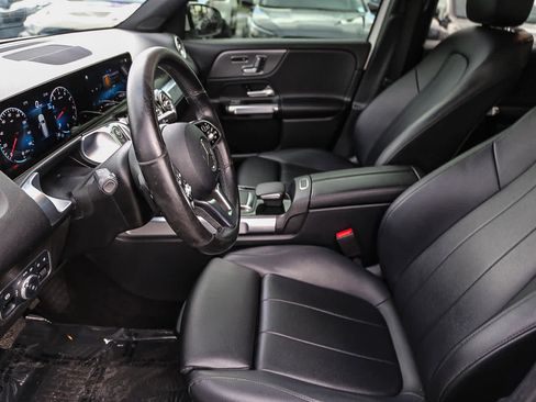 Used 2021 Mercedes-Benz GLB 250 w/ Premium Package image 17