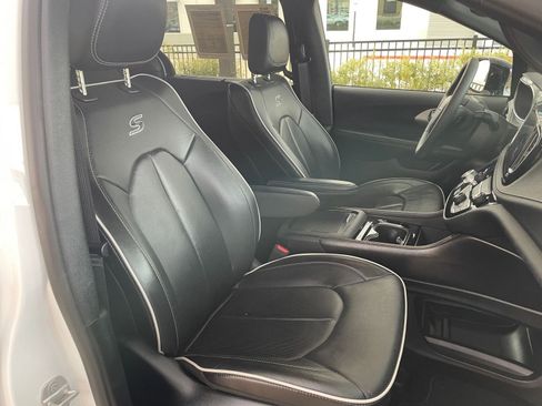 Used 2025 Chrysler Pacifica Limited image 43