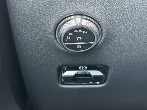 Certified 2025 Mercedes-Benz GLC 300 image 31