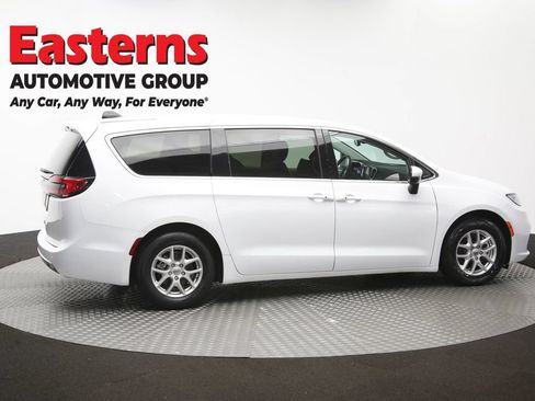 Used 2023 Chrysler Pacifica Touring-L FWD image 44