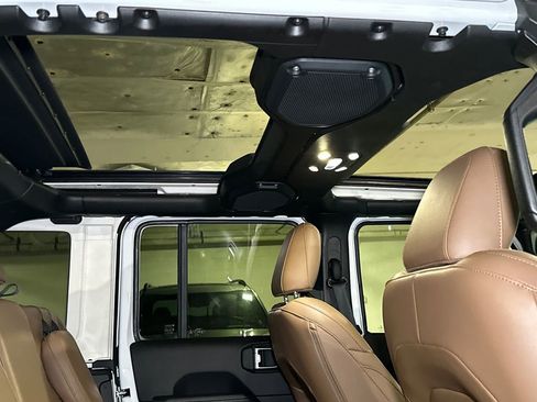 Used 2022 Jeep Wrangler Unlimited Sahara w/ Cold Weather Group image 10