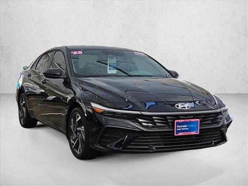 Used 2025 Hyundai Elantra SEL FWD image 3