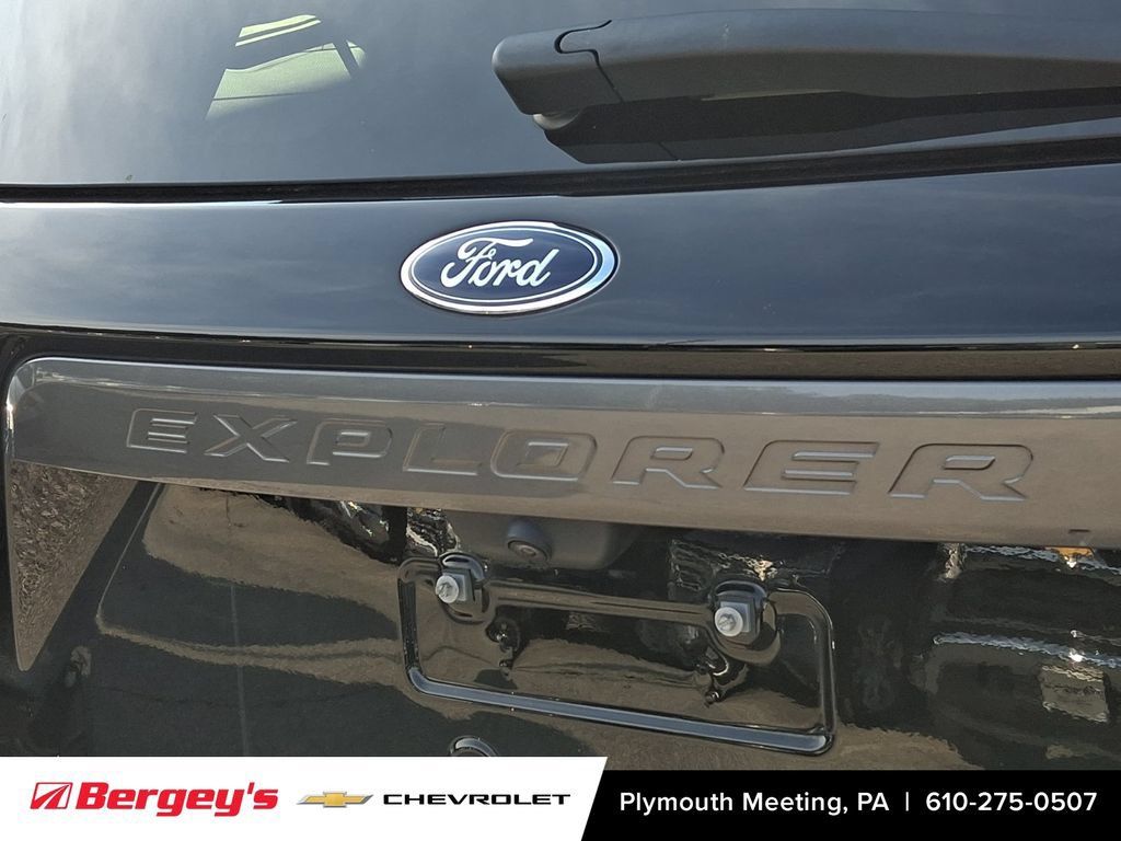 Used 2023 Ford Explorer XLT w/ Equipment Group 202A AWD/4WD image 34