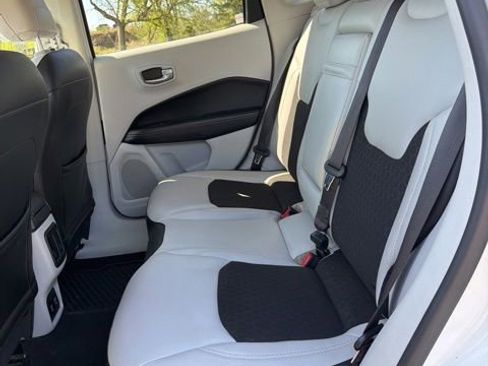 Used 2018 Jeep Compass Latitude w/ Popular Equipment Group AWD/4WD image 10