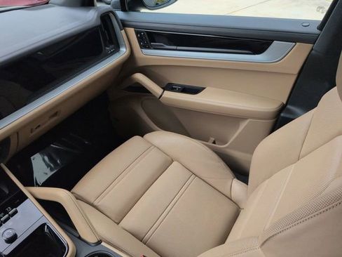 Used 2024 Porsche Cayenne AWD/4WD image 19