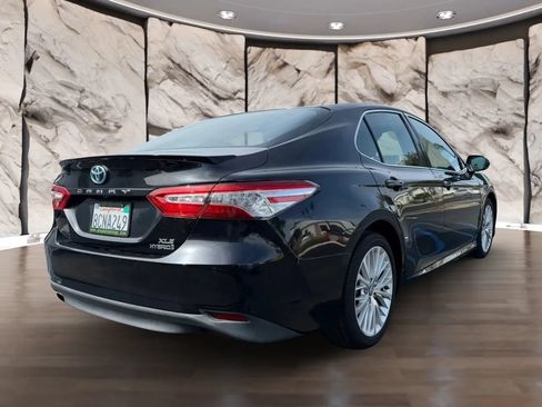 Used 2018 Toyota Camry XLE FWD image 6