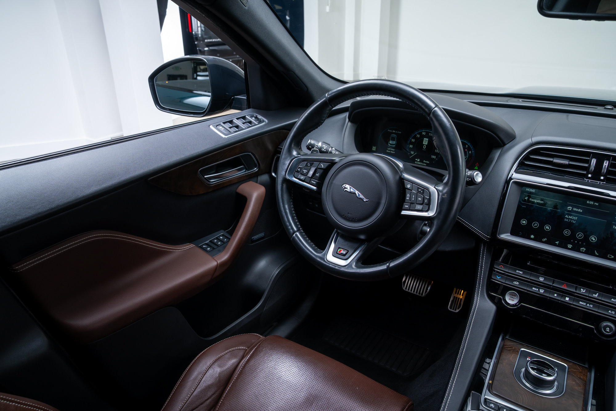 Used 2017 Jaguar F-PACE S AWD/4WD image 10