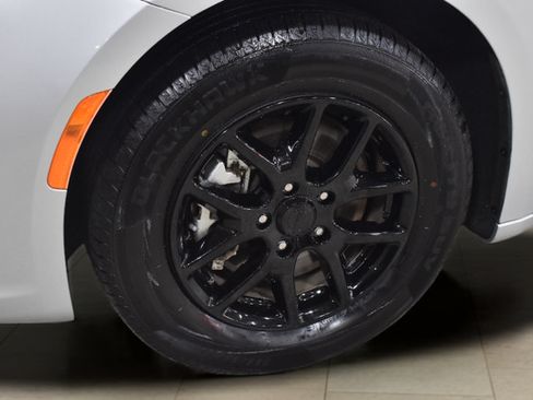 Certified 2024 Chrysler Pacifica Touring-L FWD image 40