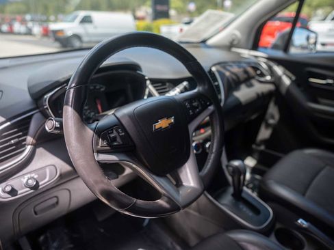 Used 2022 Chevrolet Trax LT w/ LT Convenience Package AWD/4WD image 9