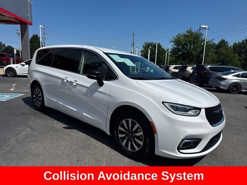 Used 2024 Chrysler Pacifica Limited FWD image 9