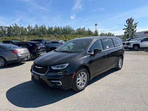 Used 2023 Chrysler Pacifica Touring-L FWD image 3