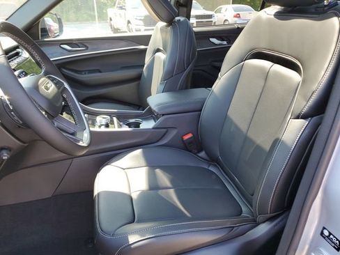 New 2025 Jeep Grand Cherokee Limited w/ Luxury Tech Group II image 15