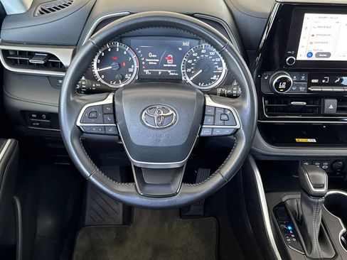 Used 2023 Toyota Highlander XLE AWD/4WD image 16