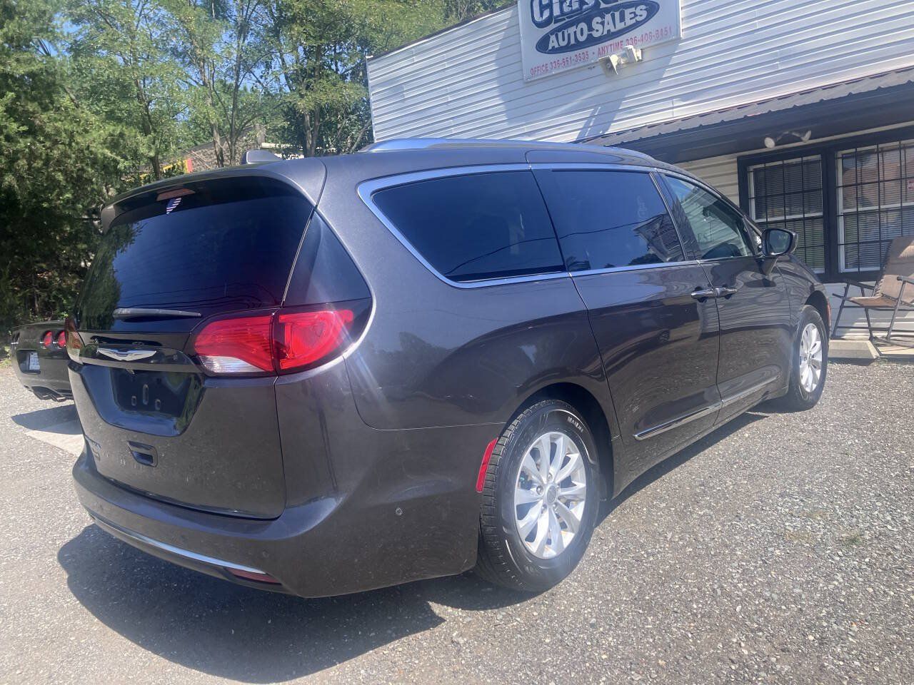 Used 2019 Chrysler Pacifica Touring-L w/ Advanced Safetytec Group FWD image 4