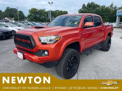 Used 2017 Toyota Tacoma TRD Sport AWD/4WD image 3