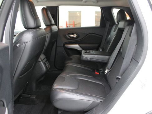 Used 2018 Jeep Cherokee Latitude Plus FWD image 8